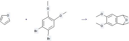 1,2 dibromo 4,5 dimethoxy 벤젠은 -78°C의 온도에 1,4 수소 화합물 6,7 dimethoxy 1,4 epoxynaphthalene 생성하기 위하여 이용될 수 있습니다